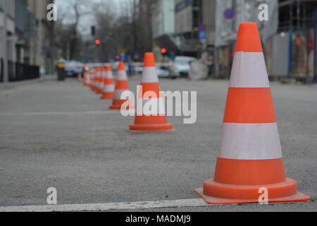 Fila di bianco e arancione traffico coni, parcheggio limitato di corsia Foto Stock