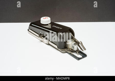 Allegato Buttonholer cantante per macchine da cucire. Foto Stock