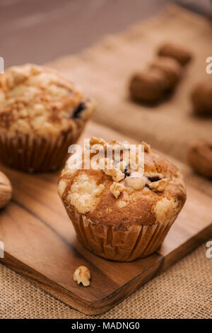 Gustosi piatti fatti in casa muffin di noce sul tavolo. Paste dolci Foto Stock