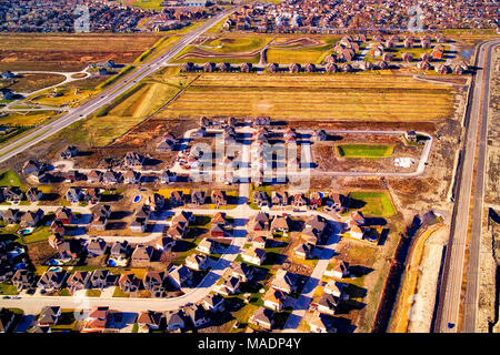 Vista aerea del tipico quartiere residenziale in costruzione lungo il San.fiume San Lorenzo, sulla riva sud di Montreal, Quebec, Canada Foto Stock