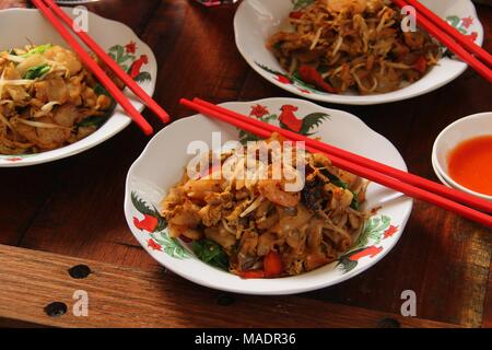 Fried Kway Teow, una strada popolare piatto di cibo di stir-fried piatto spaghetti di riso con pesce e frutti di mare, verdure e salsa di soia a Medan, nel nord di Sumatra. Foto Stock