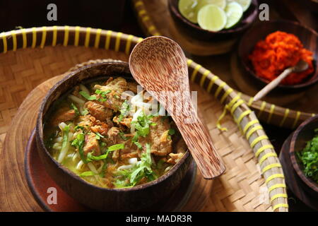 Soto Batok, i giavanesi zuppa di manzo servita nel guscio di noce di cocco ciotola Foto Stock