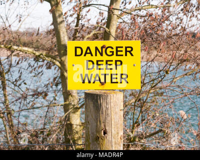 Giallo e nero pericolo di segno profondo lago di acqua; essex; Inghilterra; Regno Unito Foto Stock