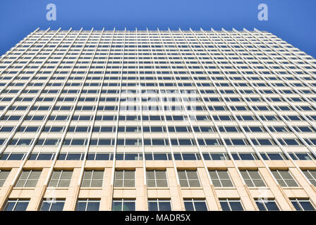 La facciata di un edificio di uffici guardando da terra fino al cielo Foto Stock