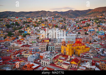 La città di Guanajuato città al tramonto con la sua colorata architettura e la facciata della Nostra Signora di Guanajuato cattedrale nel Messico centrale. Foto Stock