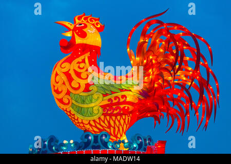 Vista notturna di un enorme rooster lanterna, Huzhou, provincia dello Jiangsu, Cina Foto Stock