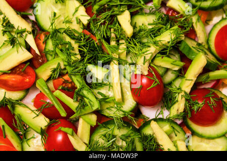 Verdure fresche tagliate a fette ​​and disposti su un piatto da portata come sfondo Foto Stock