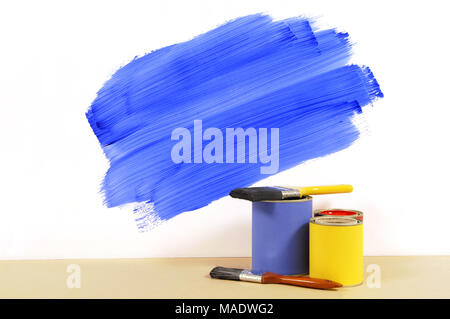In parte blu finito pareti dipinte con vernice e pennelli. Spazio per la copia. Foto Stock