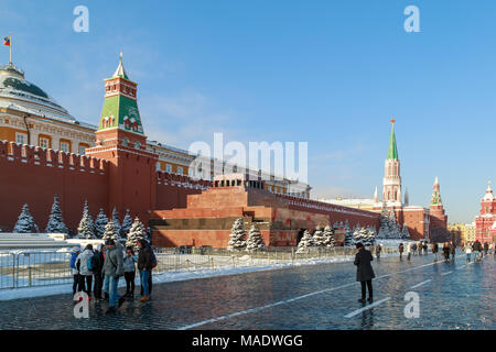 Mosca, Russia, febbraio 01, 2018: turisti provenienti da diversi paesi stanno camminando lungo il quadrato rosso vicino il mausoleo di Lenin e le mura del Cremlino Foto Stock