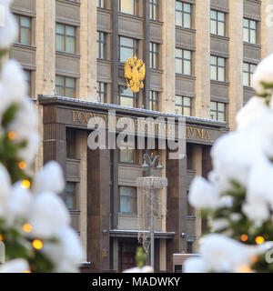 Mosca, Russia, febbraio 01, 2018: Stemma della Russia sulla facciata di edificio della Duma di Stato nella stagione invernale Foto Stock