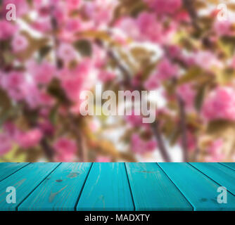 Immagine di un tavolo di legno nella parte anteriore di astratta sfondo sfocato di sakura garden. può essere utilizzato per visualizzare o montaggio dei vostri prodotti. Mock up per visualizzare Foto Stock