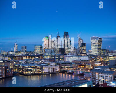 Lo skyline di Londra Londra città - la città di Londra il quartiere finanziario al crepuscolo, presa da una posizione elevata sulla riva sud del fiume Tamigi Foto Stock