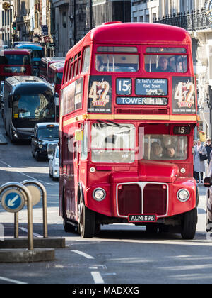 Classic London Bus - Vintage LT Routemaster ancora utilizzato su una storica Route 15 nel centro di Londra tra Trafalgar Square e Tower Hill Foto Stock