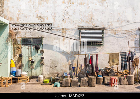 Pentole e padelle, Back Street, Chinatown, Bangkok, Thailandia Foto Stock