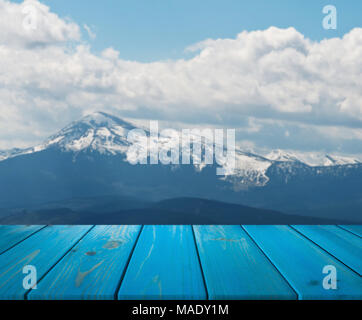 Immagine di un tavolo di legno nella parte anteriore di astratta sfondo sfocato di montagna. può essere utilizzato per visualizzare o montaggio dei vostri prodotti. Mock up per la visualizzazione del parametro PR Foto Stock