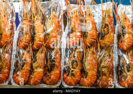 Pacchetti di gamberi alla brace per la vendita o di Tor Kor mercato, Bangkok, Thailandia Foto Stock