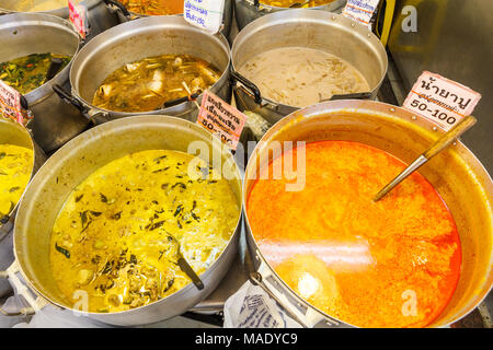 Vendita di stallo pronto a mangiare curry o Tor Kor mercato, Bangkok, Thailandia Foto Stock