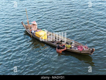 Due pescatori e barca sul Lago Taungthaman in Amarapura vicino a Mandalay, birmania, myanmar Foto Stock