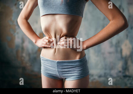 Femmina con cintura slim, perdita di peso e anoressia Foto Stock