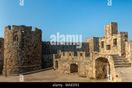 La Porta di San Paolo e le mura della città medievale di Rodi, in Grecia. Foto Stock