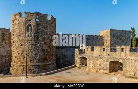 La Porta di San Paolo e le mura della città medievale di Rodi, in Grecia. Foto Stock