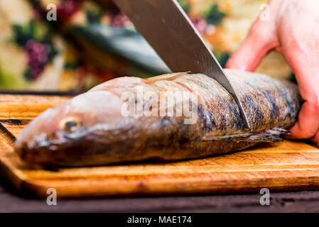 Il taglio di zander sulla tavola di legno vicino Foto Stock