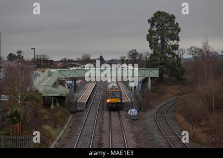 Un treno di classe 170 Turbostar Crosscountry passa Ashchurch per la stazione ferroviaria di Tewkesbury Foto Stock