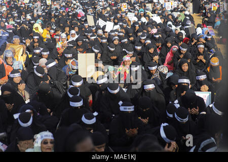 Mumbai, India. 31 Mar, 2018. Migliaia di donne musulmane vestito in nero Burqa ha organizzato una marcia di protesta a Azad Maidan, chiedono il ritiro della proposta di legge vieta "Triplo Talaq' passato da Lok Sabha lo scorso dicembre 2017.Organised da tutta l India diritto personale musulmano Board (AIMPLB) Donne Ala e descritto come ''Prima, esclusiva le donne musulmane che la protesta di rigetto del disegno di legge e sostenendo le leggi della Sharia'' ha suscitato enorme risposta da donne musulmane in tutto il paese. Le donne portavano dei cartelli con scritto ad alta voce proclamare le loro richieste con slogan opposta al M Foto Stock