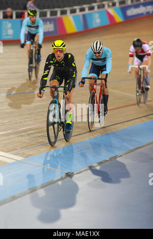 Londra, UK, 31 Mar 2018. Michael Mottram (Morvélo Basso RT) racing intorno alla pista durante la 20km scratch della corsa a tutto gas Buon Venerdì ciclismo su pista soddisfare, Lee Valley VeloPark, Londra, Regno Unito. Queen Elizabeth Olympic Park è stato il ciclismo su pista venu Foto Stock