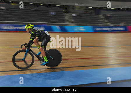 Londra, UK, 31 Mar 2018. Michael Mottram (Morvélo Basso RT) racing intorno alla pista durante la 20km scratch della corsa a tutto gas Buon Venerdì ciclismo su pista soddisfare, Lee Valley VeloPark, Londra, Regno Unito. Queen Elizabeth Olympic Park è stato il ciclismo su pista venu Foto Stock