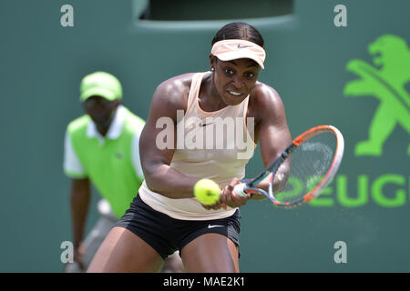 Miami, FL, Stati Uniti d'America. 31 Mar, 2018. KEY BISCAYNE, FL - marzo, 31: Sloane Stephens (USA) in azione durante il giorno 13 del 2018 Miami aperto trattenuto al Crandon Park Tennis Center il 31 marzo 2018 in Key Biscayne, Florida. Credito: Andrea, Patrono/ZUMA filo/Alamy Live News Foto Stock