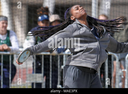 Albuquerque, Nuovo Messico, Stati Uniti d'America. 31 Mar, 2018. Marla Brose -- La Cueva del oro Mckenna compete nel concorso di discus di APS di Albuquerque Invitational via e il campo si incontrano in comunità Nusenda Stadium, Sabato, Marzo 31, 2018 in Albuquerque, N.M. Credito: Marla Brose/Albuquerque ufficiale/ZUMA filo/Alamy Live News Foto Stock