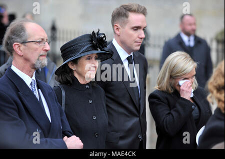 Cambridge, Gran Bretagna. 31 Mar, 2018. Il fisico britannico Stephen Hawking prima moglie di Jane (2 L), figlio Timoteo (3 L) e la figlia Lucy (4 L) assistere al funerale privato di Stephen Hawking presso la grande chiesa di Santa Maria in Cambridge, la Gran Bretagna, il 31 marzo 2018. Il funerale del professor Stephen Hawking si è svolta sabato in una chiesa vicino al Cambridge University College dove egli era un compagno per più di mezzo secolo. Credito: Stephen Chung/Xinhua/Alamy Live News Foto Stock