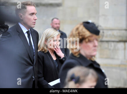 Cambridge, Gran Bretagna. 31 Mar, 2018. Il fisico britannico Stephen Hawking il figlio Timoteo (1L) e la figlia Lucy (2 L) assistere al funerale privato di Stephen Hawking presso la grande chiesa di Santa Maria in Cambridge, la Gran Bretagna, il 31 marzo 2018. Il funerale del professor Stephen Hawking si è svolta sabato in una chiesa vicino al Cambridge University College dove egli era un compagno per più di mezzo secolo. Credito: Stephen Chung/Xinhua/Alamy Live News Foto Stock