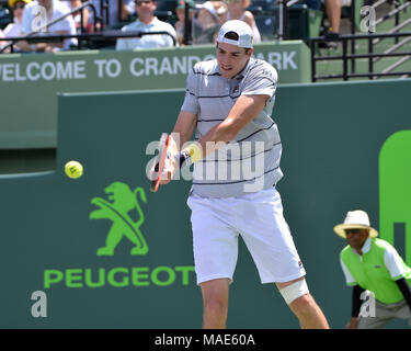 KEY BISCAYNE, FL - 30 MARZO: John Isner (USA) abbracca Juan Martin del Potro (ARG) in rete dopo averlo sconfitto durante il giorno 12 del Miami Open 2018 tenutosi al Crandon Park Tennis Center il 30 marzo 2018 a Key Biscayne, Florida People: John Isner Transmission Ref: MNC20 Foto Stock