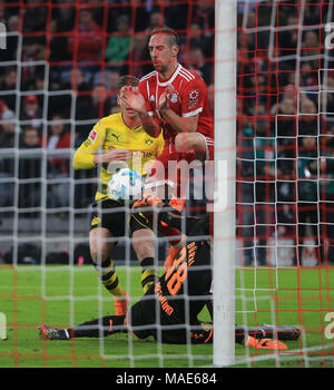 Monaco di Baviera, Germania. 31 Mar, 2018. Del Bayern Monaco Franck Ribery (Top) vies con Dortmund Portiere Burki Romano (fondo) durante un match della Bundesliga tra Bayern Monaco e Borussia Dortmund, a Monaco di Baviera, Germania, il 31 marzo 2018. Il Bayern Monaco ha vinto 6-0. Credito: Philippe Ruiz/Xinhua/Alamy Live News Foto Stock