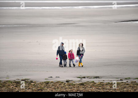 Wimereux, Francia 01/04/2018 solo il coraggioso si è avventurato sul vento freddo spiaggia presso il francese popolare località balneare di Wimereux la Domenica di Pasqua. Credito: David Bagnall/Alamy Live News Foto Stock