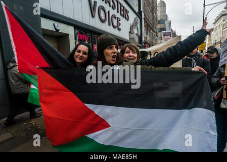 Marzo 31, 2018 - Londra, Regno Unito. Il 31 marzo 2018. Manifestanti con bandiere palestinese nella protesta di rotolamento lungo Oxford St in solidarietà con la striscia di Gaza e la terra giorno proteste là dove 17 inermi popolazioni civili palestinesi sono stati uccisi dalle forze israeliane ieri. proseguendo fino al credito: ZUMA Press, Inc./Alamy Live News Foto Stock