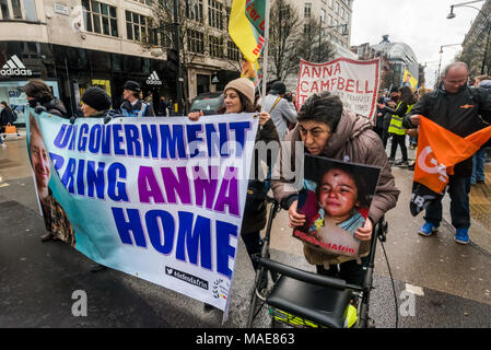 Marzo 31, 2018 - Londra, Regno Unito. Il 31 marzo 2018. Una donna che tiene un poster '#difendere Afrin' e spinge il suo aiuto a piedi sul marzo da Marble Arch a Piazza del Parlamento chiedendo la fine della invasione di Afrin dalle forze turche e al Qaeda affiliate di milizie che hanno lo scopo di distruggere uno stato pacifico e di eliminare la maggior parte della popolazione curda dell'area. La Turchia ha la NATO della seconda più grande esercito e le sue armi proviene principalmente dai paesi europei tra cui il Regno Unito, wh Credito: ZUMA Press, Inc./Alamy Live News Foto Stock