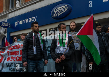 Marzo 31, 2018 - Londra, Regno Unito. Il 31 marzo 2018. Protesterss al di fuori di scarpe che vende alcuni prodotti israeliani cosmetici su la protesta di rotolamento lungo Oxford St in solidarietà con la striscia di Gaza e la terra giorno proteste là dove 17 inermi popolazioni civili palestinesi sono stati uccisi dalle forze israeliane di ieri. Credito: ZUMA Press, Inc./Alamy Live News Foto Stock