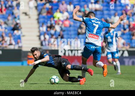 Spagna - 1° di aprile: RCD Espanyol avanti Gerard Moreno (7) e Alaves defender Ruben Duarte (3) durante la partita tra RCD Espanyol v Alaves per il round 30 del Liga Santander, suonato a Cornella-El Prat Stadium su 1 aprile 2018 a Barcellona, Spagna. (Credit: Mikel Trigueros / Urbanandsport / Cordon Premere) Cordon Premere Credito: CORDON PREMERE/Alamy Live News Foto Stock