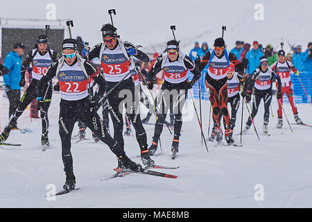 Lenzerheide, Svizzera, 1 aprile 2018. Avviare agli uomini della Partenza di Massa presso lo Swiss e Nazionale Belga campionati di Biathlon Credito: Rolf Simeone/Alamy Live News Foto Stock