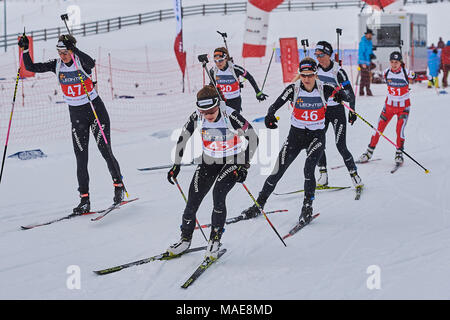 Lenzerheide, Svizzera, 1 aprile 2018. Per cominciare la donna mass start concorrenza presso lo Swiss e Nazionale Belga campionati di Biathlon Credito: Rolf Simeone/Alamy Live News Foto Stock