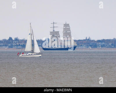 Sheerness, Kent, Regno Unito. Il 1 aprile, 2018. La Tall Ship 'Mercedes' lasciando Southend-on-Sea come visto da di Sheerness sull'altro lato dell'estuario su un grigio e freddo mattino. Credito: James Bell/Alamy Live News Foto Stock