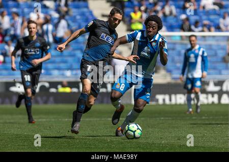 Spagna - 1° di aprile: Alaves avanti Ruben Sobrino (7) e RCD Espanyol centrocampista Carlos Sanchez (8) durante la partita tra RCD Espanyol v Alaves per il round 30 del Liga Santander, suonato a Cornella-El Prat Stadium su 1 aprile 2018 a Barcellona, Spagna. (Credit: Mikel Trigueros / Urbanandsport / Cordon Premere) Cordon Premere Credito: CORDON PREMERE/Alamy Live News Foto Stock