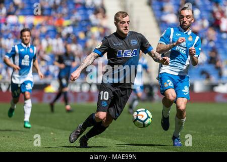 Spagna - 1° di aprile: Alaves avanti Giovanni Guidetti (10) e RCD Espanyol centrocampista Sergi Darder (25) durante il match tra RCD Espanyol v Alaves per il round 30 del Liga Santander, suonato a Cornella-El Prat Stadium su 1 aprile 2018 a Barcellona, Spagna. (Credit: Mikel Trigueros / Urbanandsport / Cordon Premere) Cordon Premere Credito: CORDON PREMERE/Alamy Live News Foto Stock