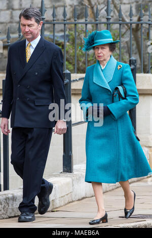 Windsor, Regno Unito. Il 1 aprile, 2018. Princess Anne, Princess Royal, arriva a frequentare la Domenica di Pasqua al servizio alla cappella di San Giorgio nel Castello di Windsor con suo marito Vice Ammiraglio Sir Timothy Laurence. Credito: Mark Kerrison/Alamy Live News Foto Stock