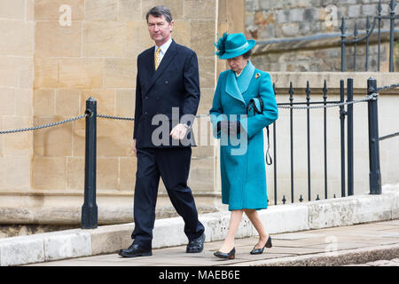 Windsor, Regno Unito. Il 1 aprile, 2018. Princess Anne, Princess Royal, arriva a frequentare la Domenica di Pasqua al servizio alla cappella di San Giorgio nel Castello di Windsor con suo marito Vice Ammiraglio Sir Timothy Laurence. Credito: Mark Kerrison/Alamy Live News Foto Stock