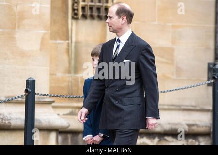 Windsor, Regno Unito. Il 1 aprile, 2018. Prince Edward, il conte di Wessex, arriva a frequentare la Domenica di Pasqua al servizio alla cappella di San Giorgio nel Castello di Windsor con suo figlio Giacomo, Visconte Severn. Credito: Mark Kerrison/Alamy Live News Foto Stock