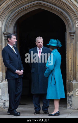 Windsor, Regno Unito. Il 1 aprile, 2018. Il principe Andréj, il Duca di York, parla al Princess Anne, la principessa reale e Vice Ammiraglio Sir Timothy Laurence esterno alla cappella di San Giorgio nel Castello di Windsor prima della Domenica di Pasqua servizio. Credito: Mark Kerrison/Alamy Live News Foto Stock